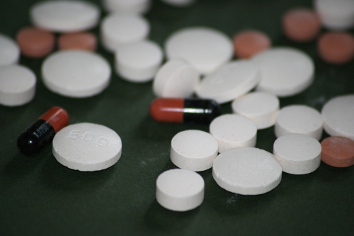Studiu: Zeci de mii de persoane infectate cu HIV ar putea fi tratate cu un simplu antibiotic