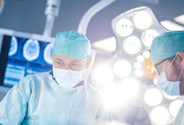 Imagini din sala de operații. Înlăturarea unei tumori colorectale la Spitalul MedLife Brașov