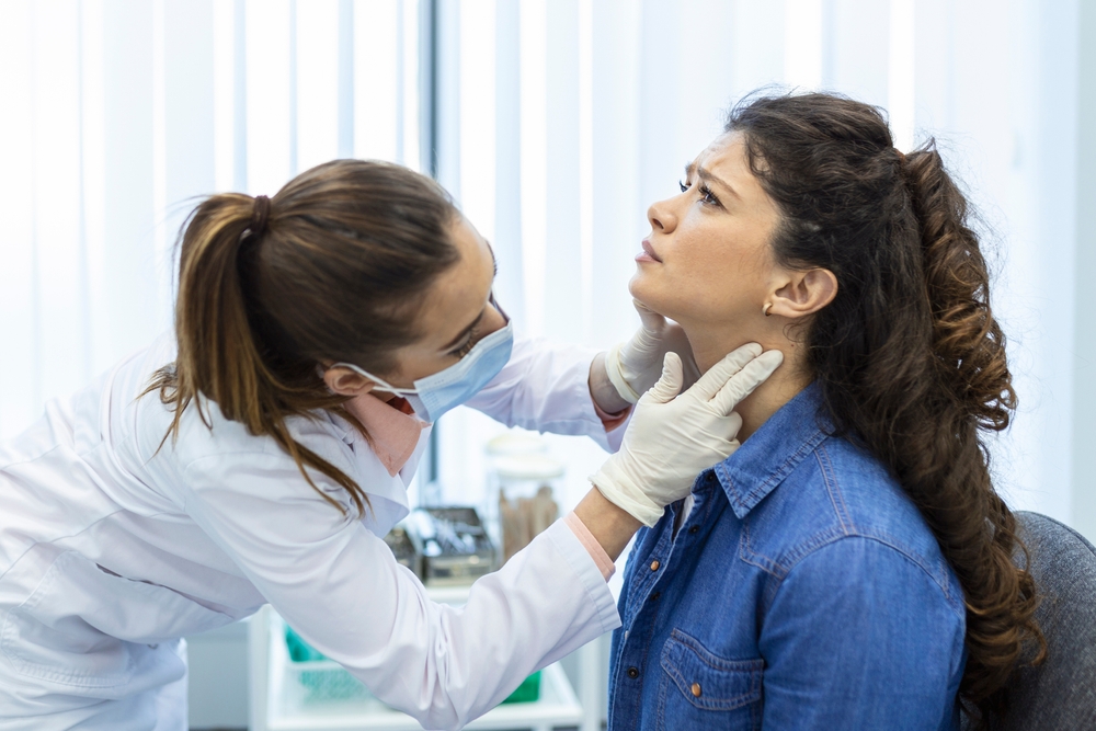 Femeie in cabinetul medical pentru un control al glandei tiroide