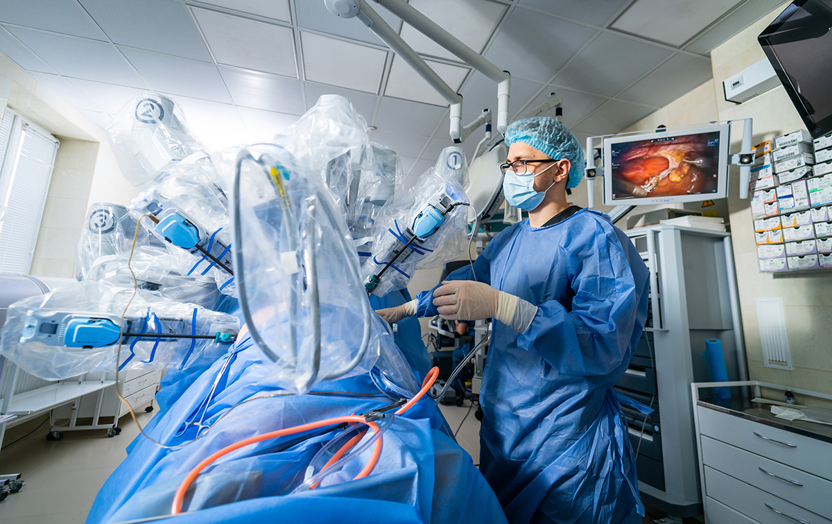 Medic facand o interventie chirurgicala robotica
