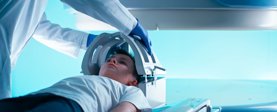 Medic pregatind un baietel pentru RMN