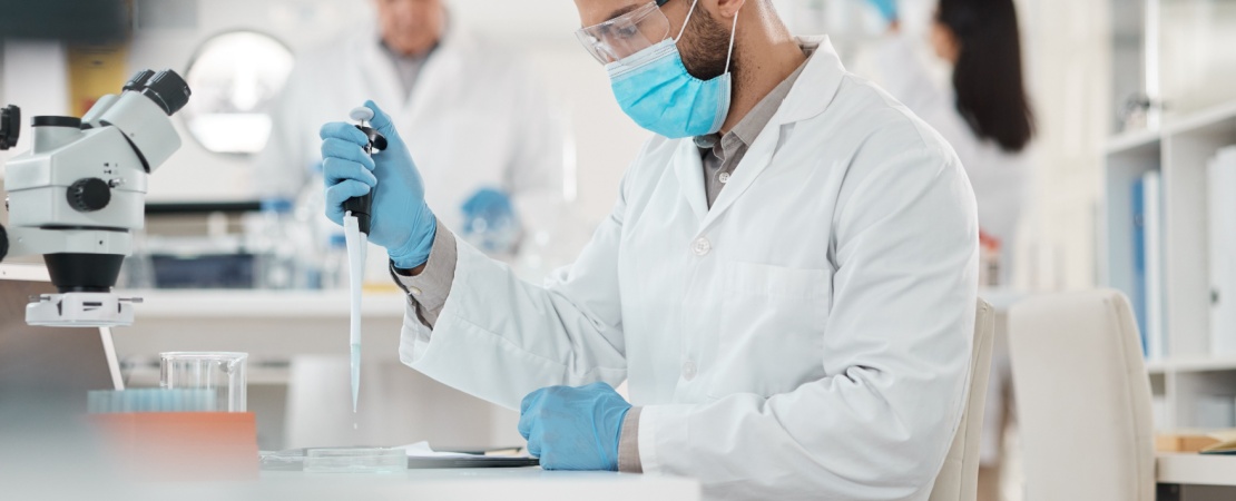 Om de stiinta care utilizeaza pipeta pentru a adauga substante intr-un tub de test in laborator