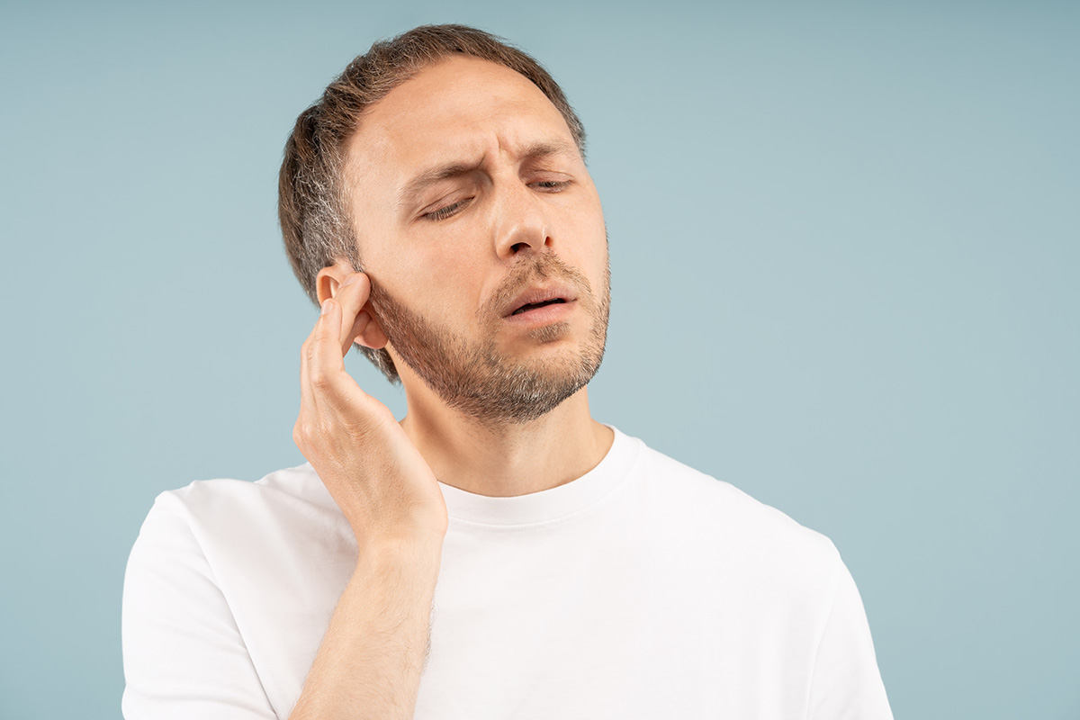 Bărbat cu hipoacuzie și dureri provocate de otita seroasă.