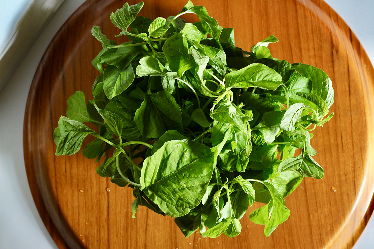 Frunze de spanac (bayam), considerate superaliment pentru beneficiile lor nutritive