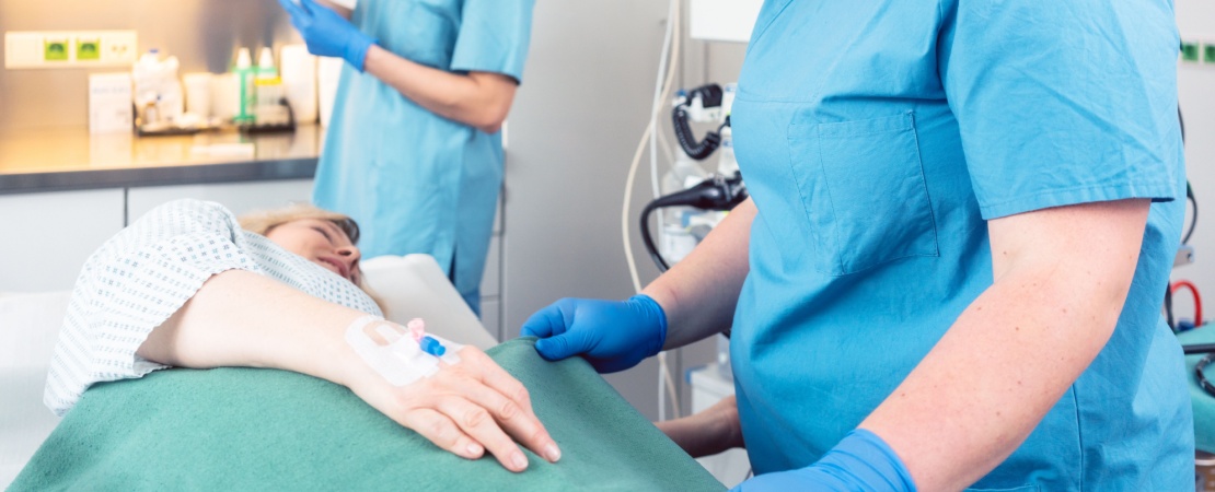 Echipa medicala pregatind o pacienta pentru o colonoscopie cu sedare