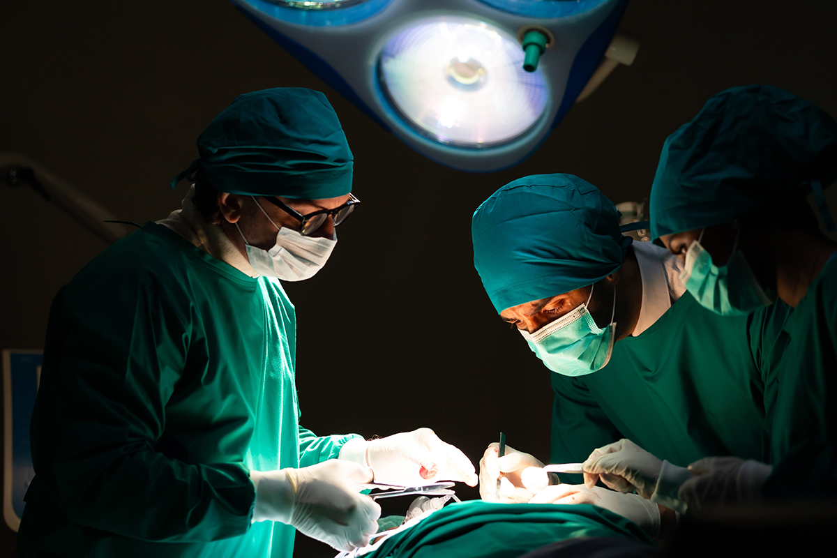 Echipa de chirurgi in timpul unei interventii de chirurgie cardiovasculara.