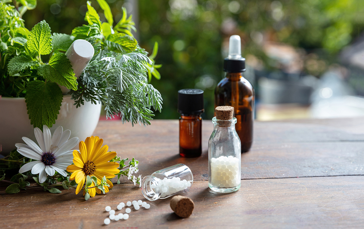 Farmacie de homeopatie cu medicamente naturale si pe baza de plante, prezentand remedii homeopate si produse botanice pentru sanatate