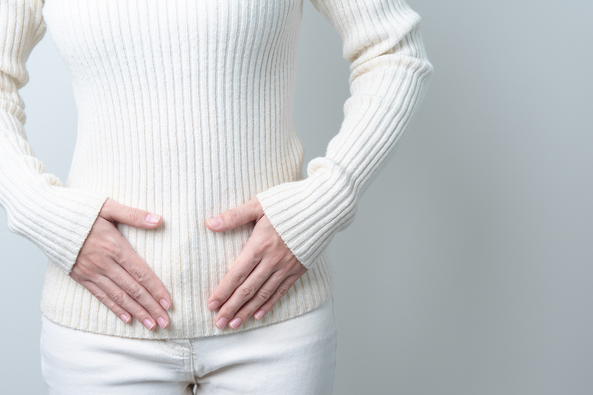 Femeie cu dureri cauzate de endometrioza