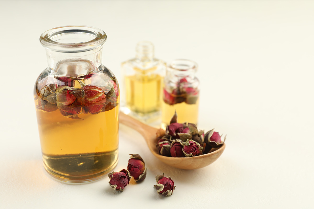 Sticlute cu ulei de parfum si trandafiri uscati