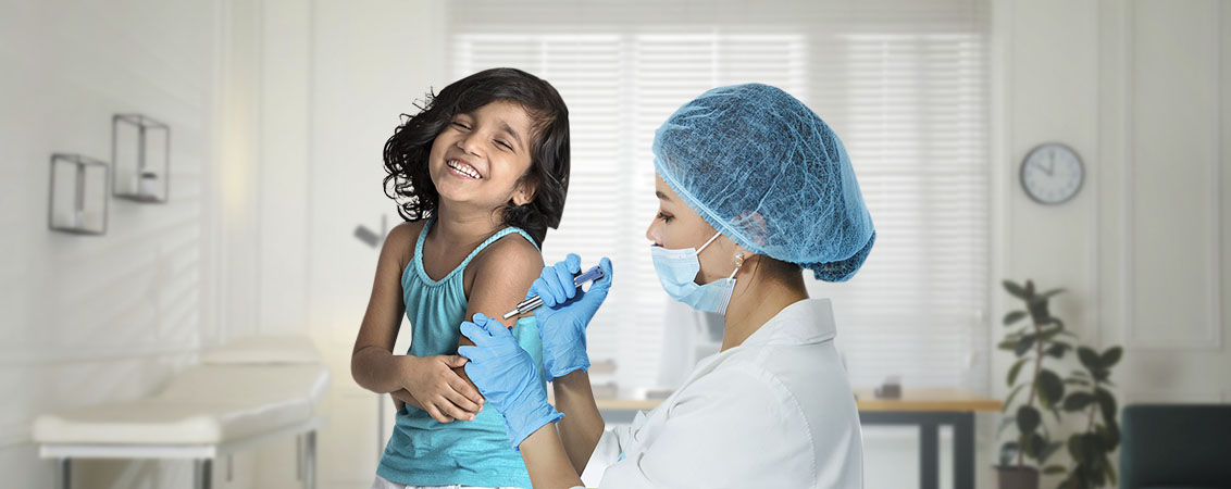 Medic administreaza vaccinul fara ac unei fetite