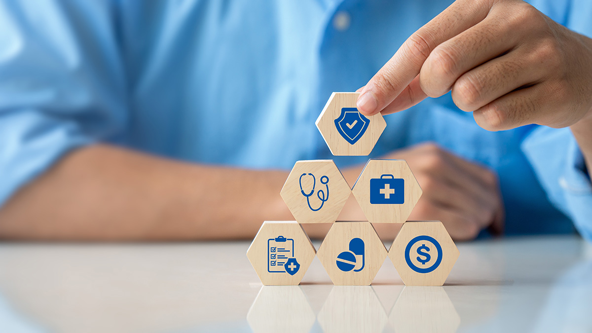 Cuburi din lemn cu simboluri medicale, pentru ilustrare conceptului de servicii medicale