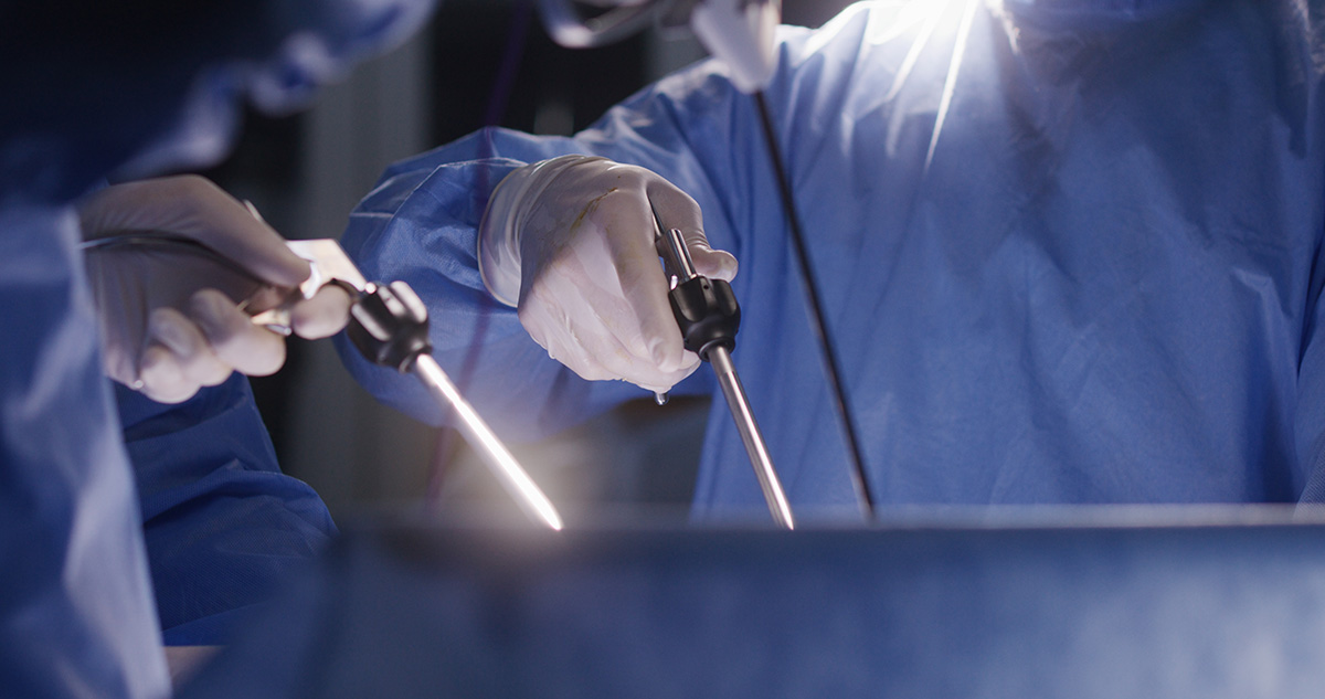 Medici in timpul unei itnerventii laparoscopice