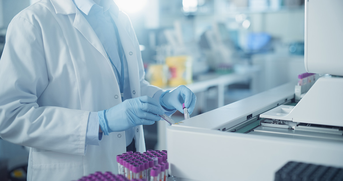 Tehnician de laborator operand echipamente de diagnostic avansat pentru analize medicale