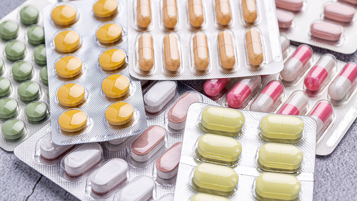 Varietate de medicamente si tratamente farmaceutice utilizate in ingrijirea sanatatii.