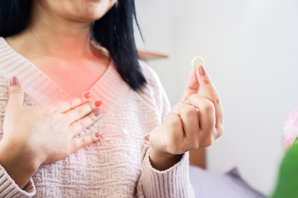 Administrarea unui medicament oral de către o femeie adultă