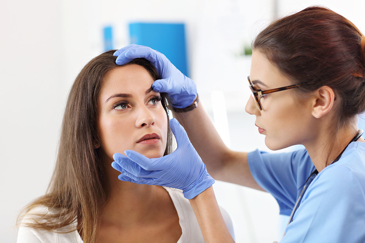 Femeie la consultatie oftalmologica pentru ochi umflati