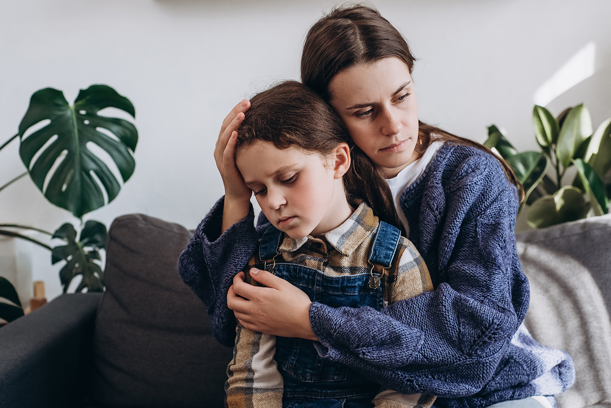 Mama consolandu-si fiica trista dupa pierderea unei persoane dragi.