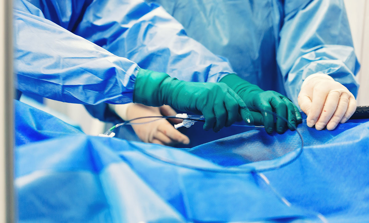 Medici in timpul unei proceduri de cardiologie interventionala pentru inchiderea foramen ovale patent