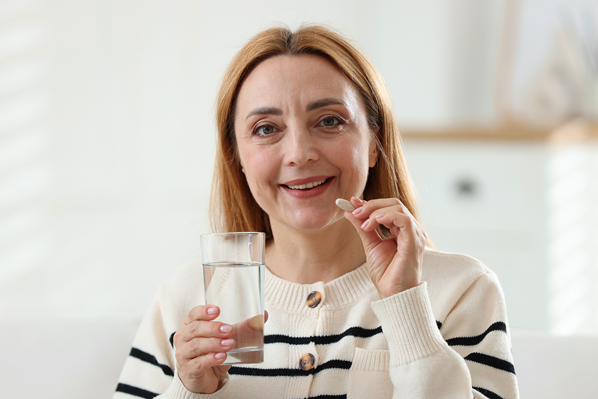 Femeie la menopauza luand tratament de substitutie hormonala.