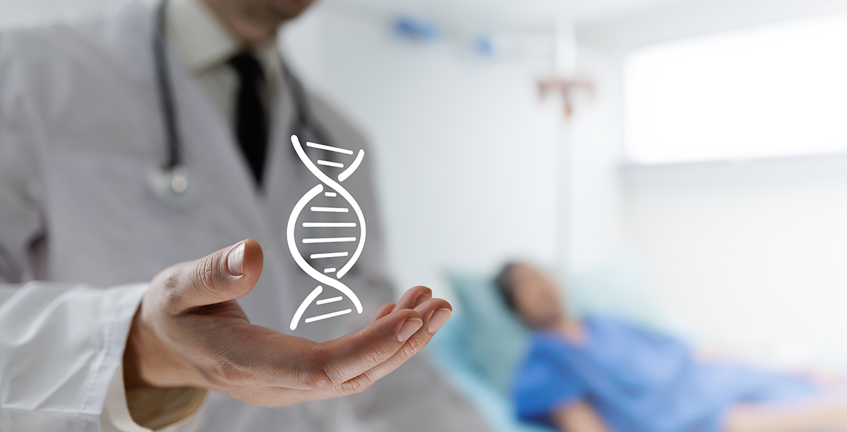 Medic care ține un simbol ADN, într-o reprezentare a legăturii dintre genetică, sănătate și medicina personalizată.