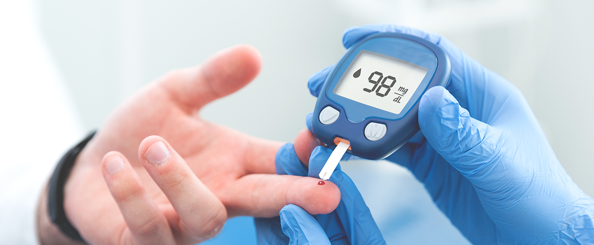 Medic efectueaza un test de glicemie pacientului in cadrul unei consultatii