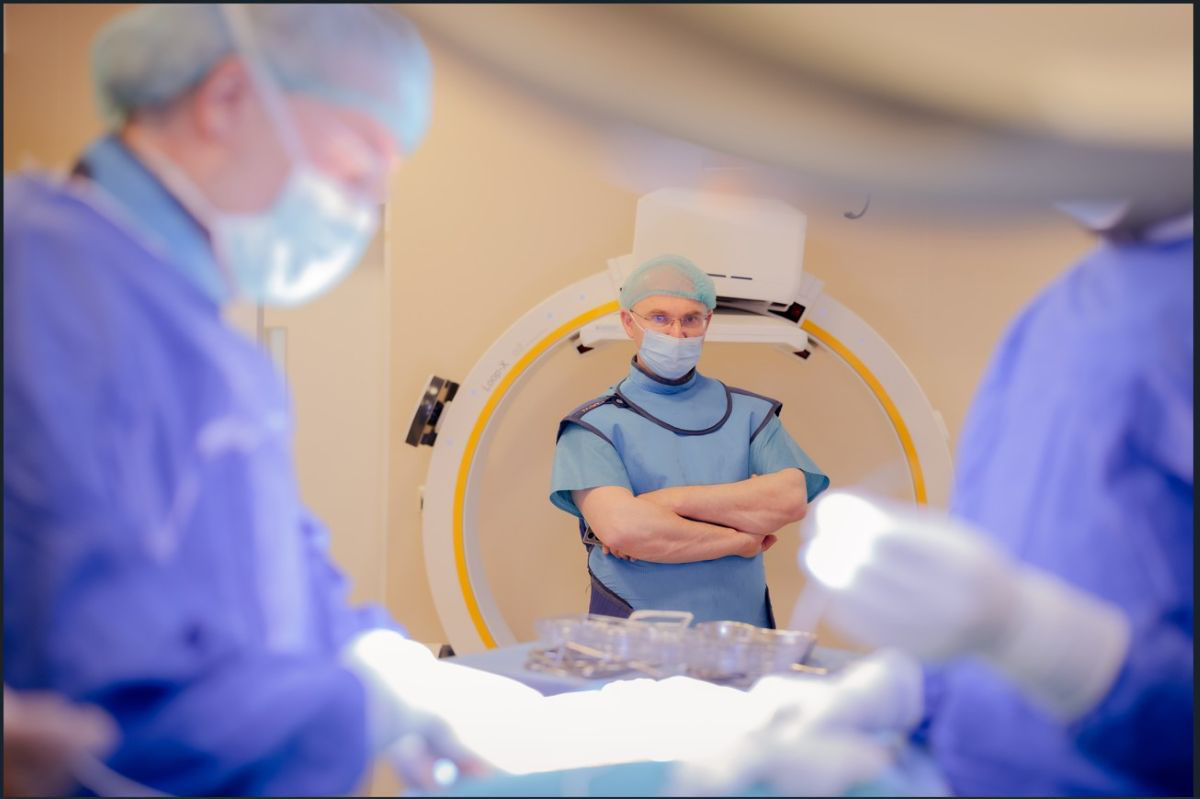 Medici in timpul interventiei de montare a stimulatorului medular