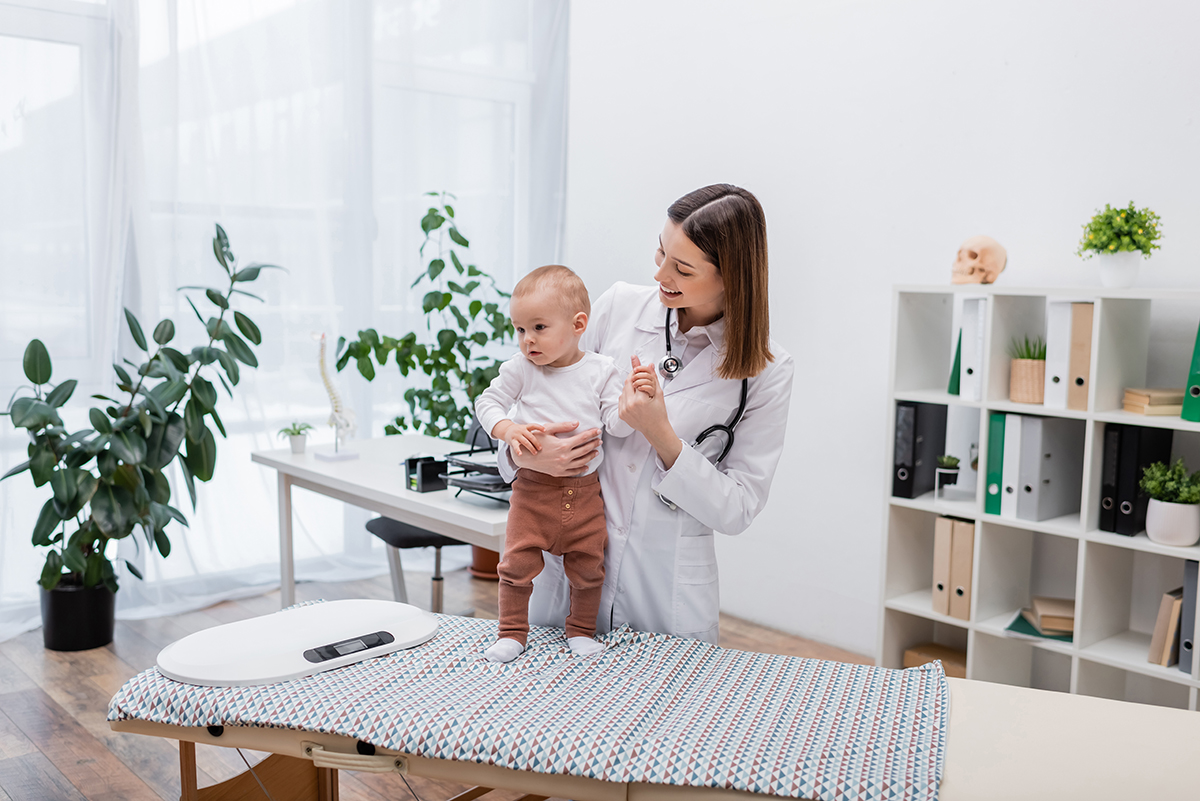 Băiețel la control medical la pediatru
