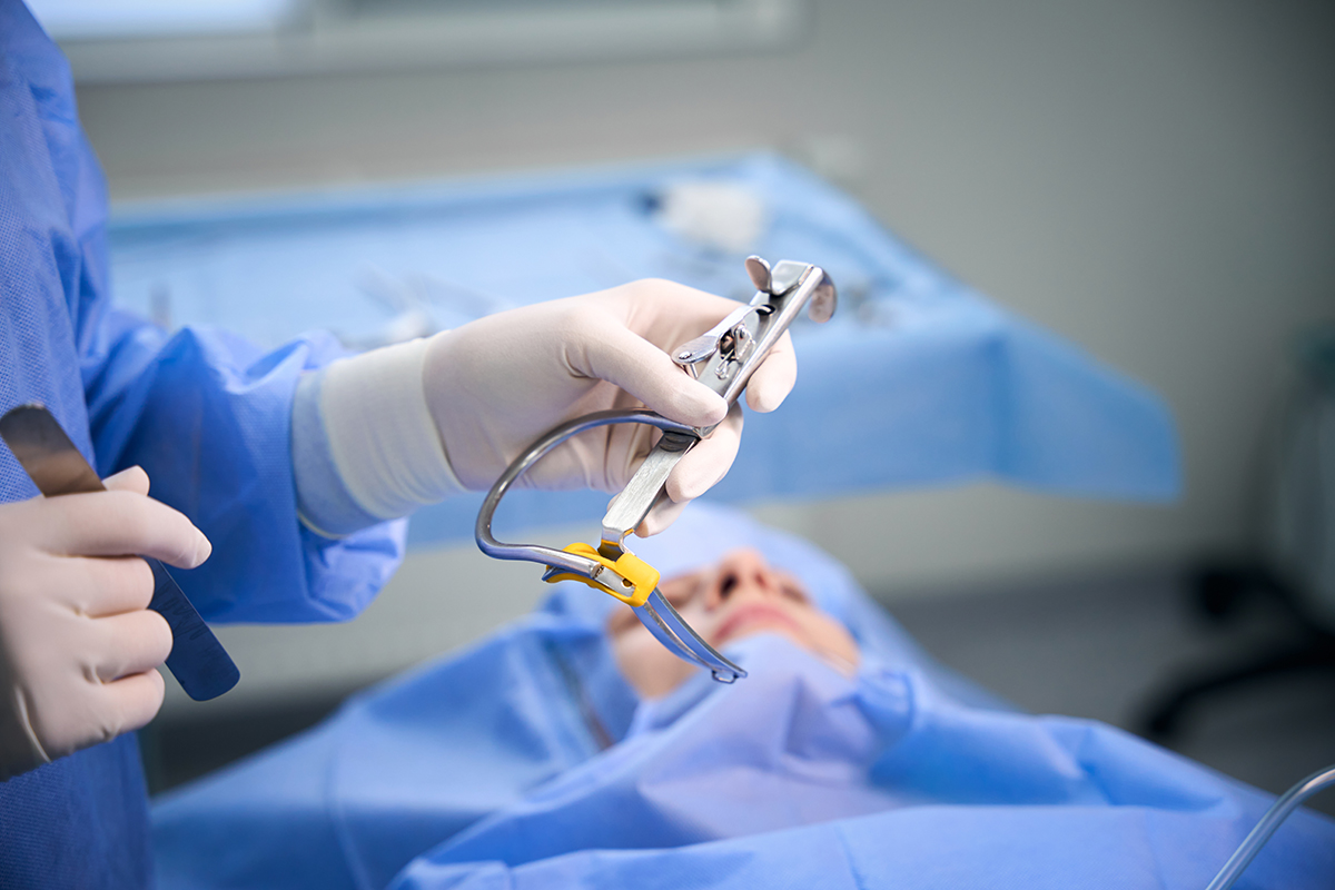 Chirurg foloseste instrumente medicale speciale in timpul unei interventii chirurgicale
