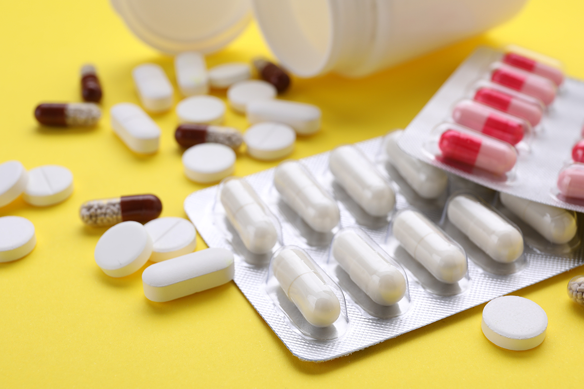 Diferite medicamente antidepresive asezate pe un fundal galben