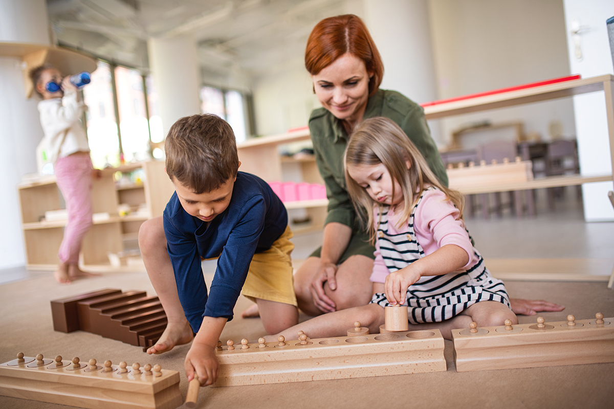 Educatoare si copii intr-o gradinita Montessori.