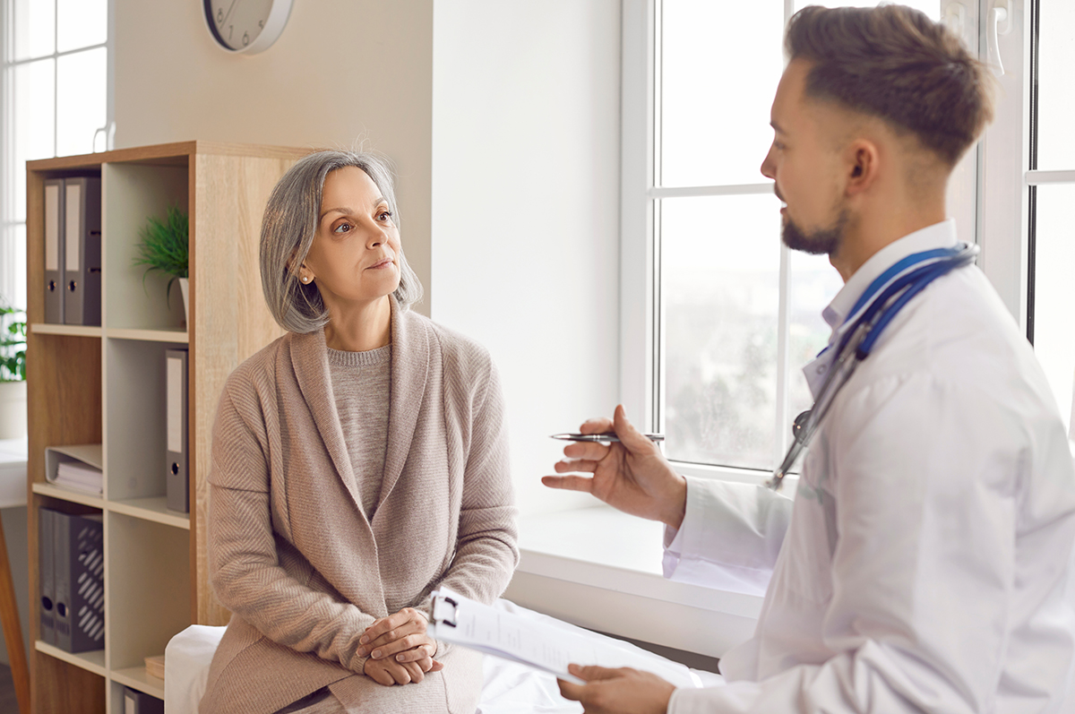 Femeie in varsta discuta cu medicul despre optiunile de tratament