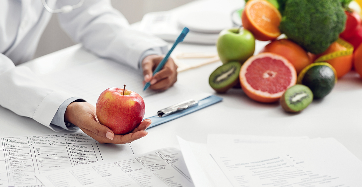 Medic nutritionist ofera recomandari alimentare unei paciente
