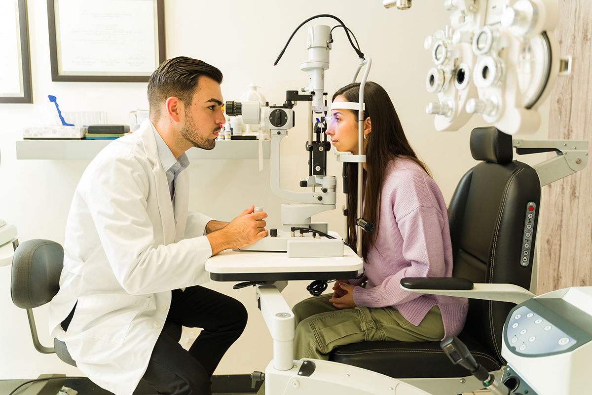 Medic oftalmolog examineaza ochii pacientului cu biomicroscop cu fanta