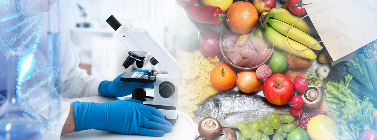 Specialist analizeaza probe alimentare la microscop intr-un laborator modern