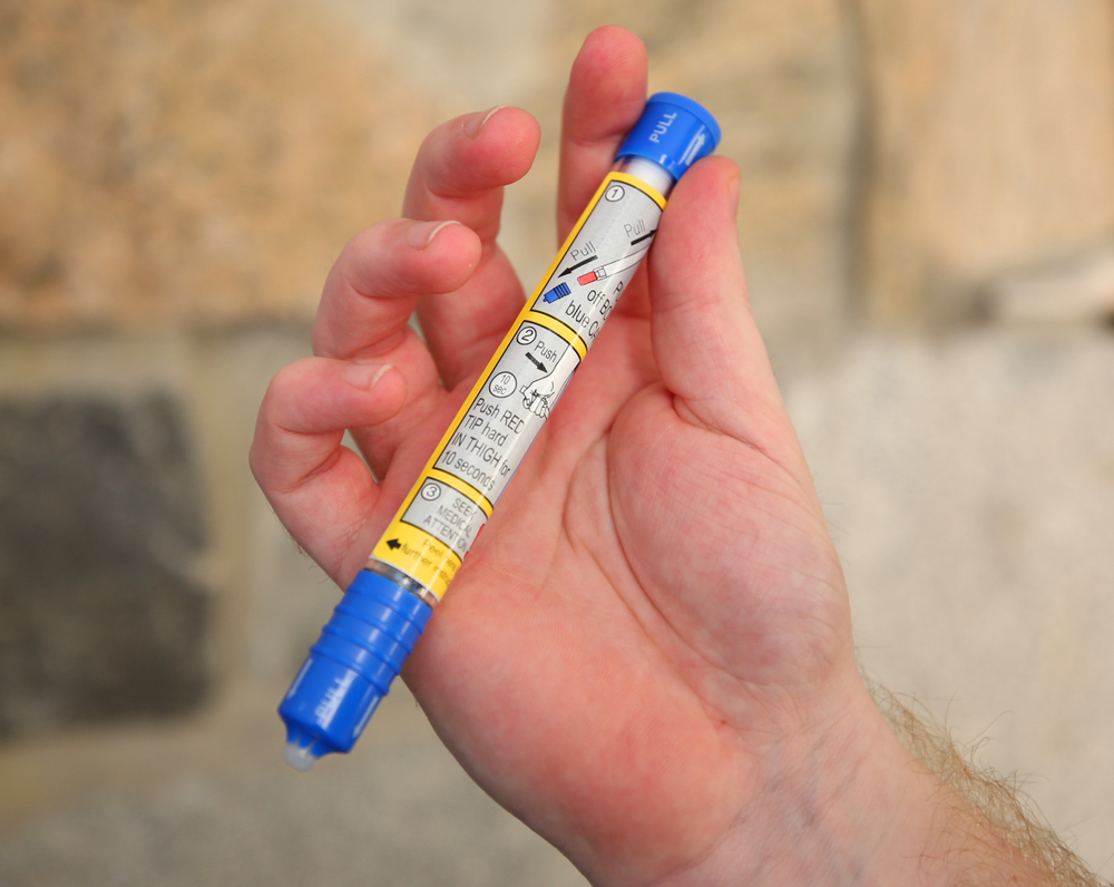 Autoinjector cu epinefrina pregatit pentru tratamentul reactiilor alergice severe
