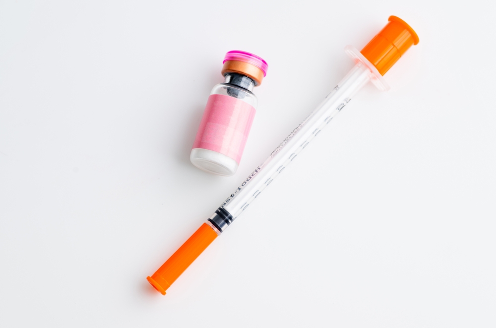 Flacon cu medicament injectabil si seringa de unica folosinta pentru tratament