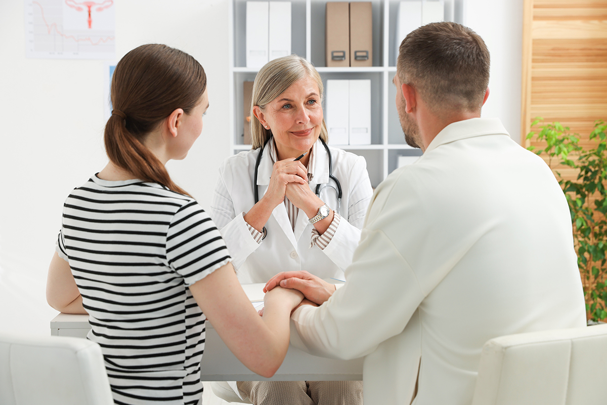 Cuplu la consultatie cu medicul despre fertilizarea in vitro (FIV)