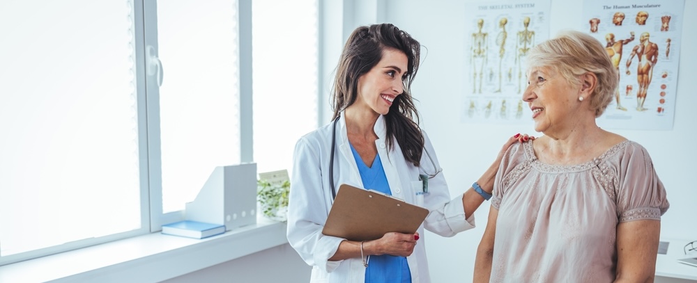 Femeie aflata in perioada de menopauza discuta cu un medic