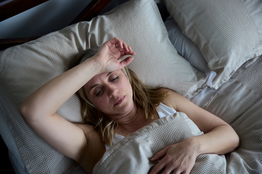 Femeie care se confrunta cu transpiratii nocturne