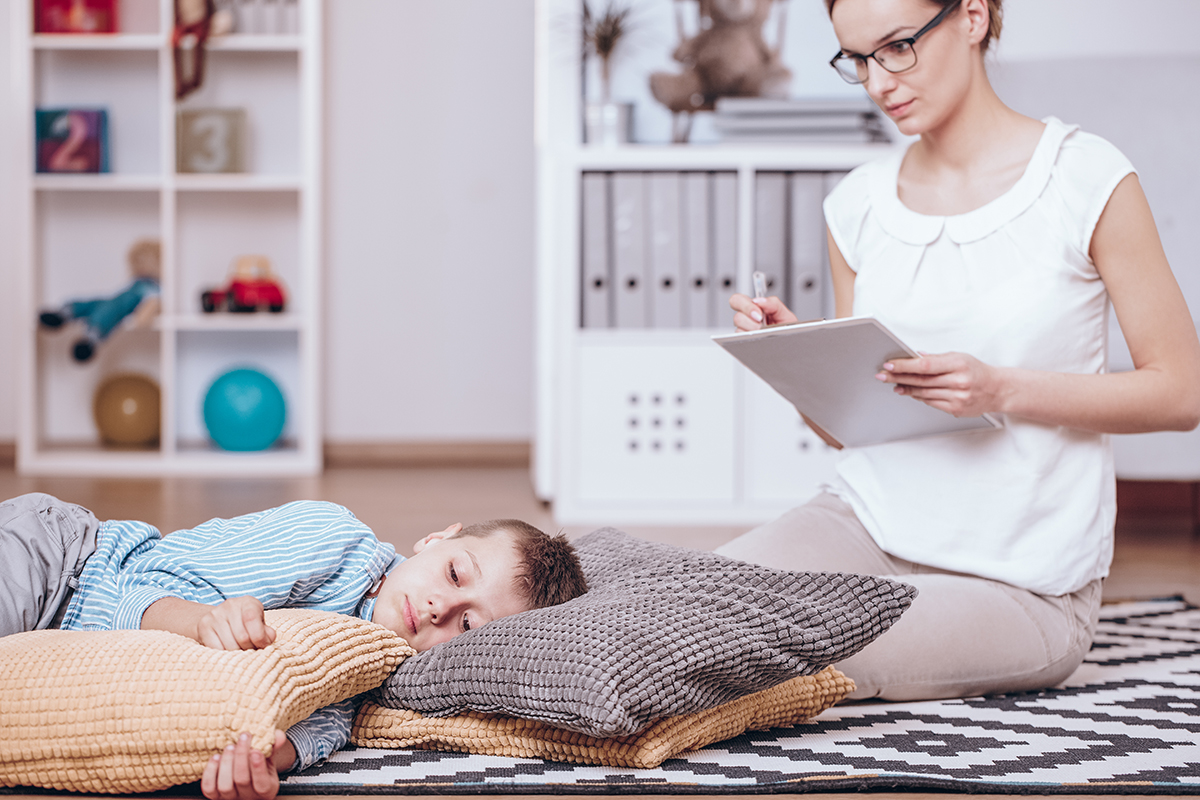Psihoterapeut observa comportamentul unui baiat cu sindrom Asperger