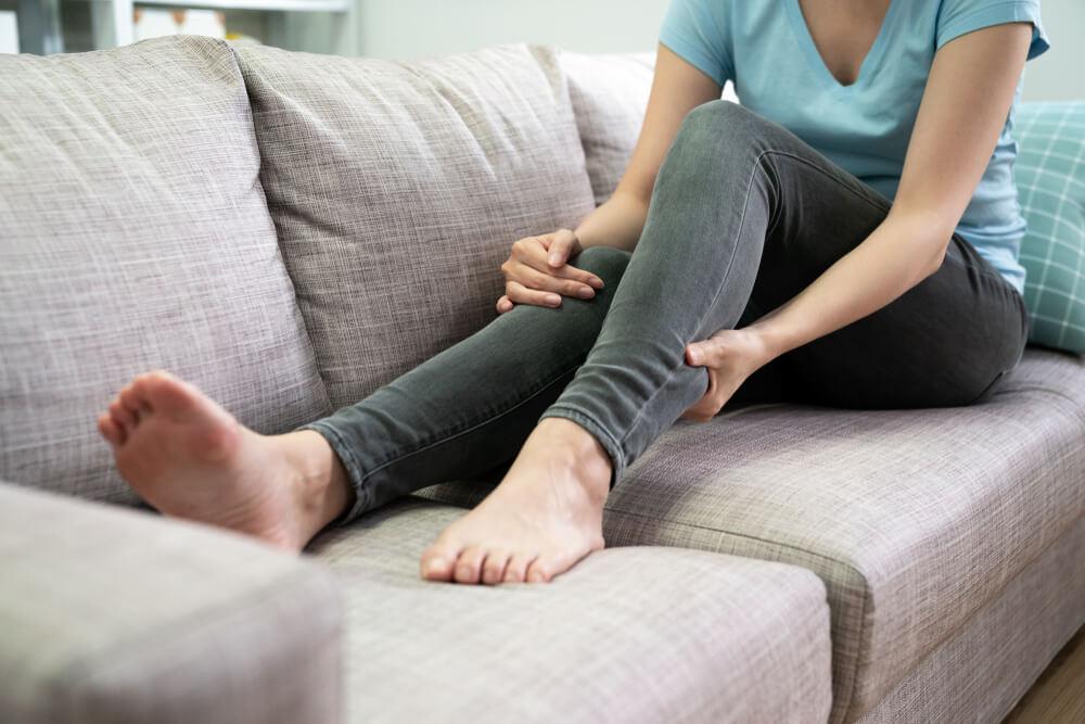 Durerile de picioare: de ce apar și ce pot indica acestea 