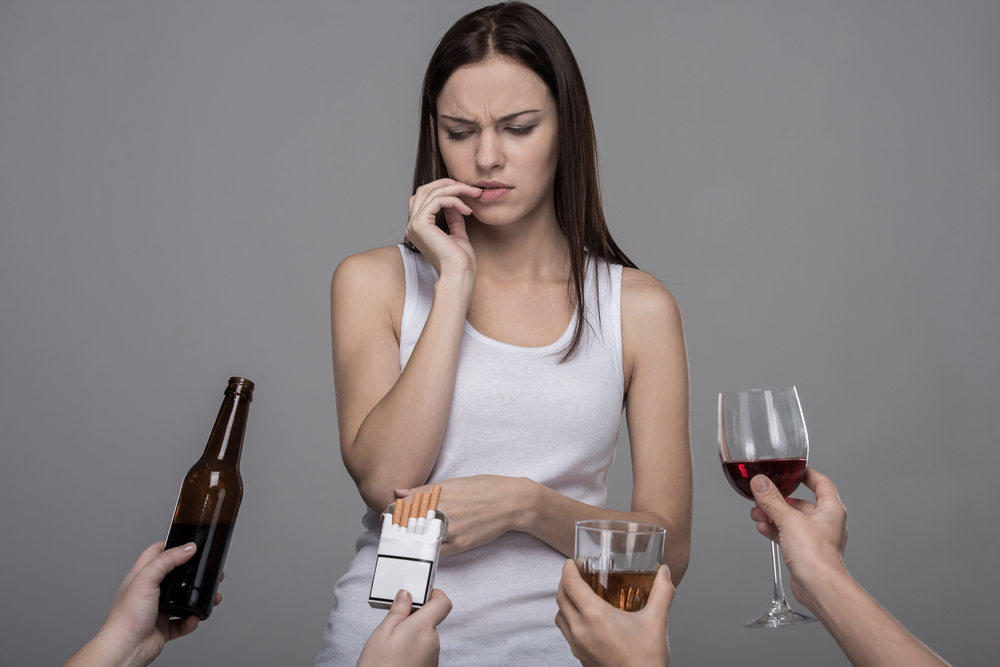 femeie care refuza fumatul si alte obiceiuri care afecteaza negativ dantura