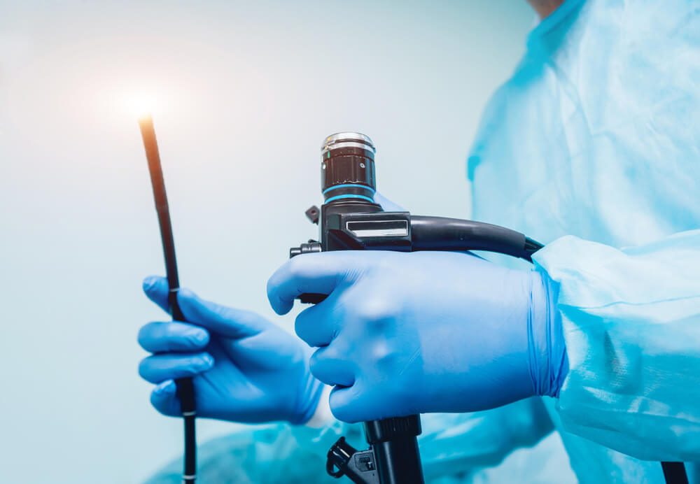 medic cu endoscopy in mana, pregatit sa realizeze o gastroscopie