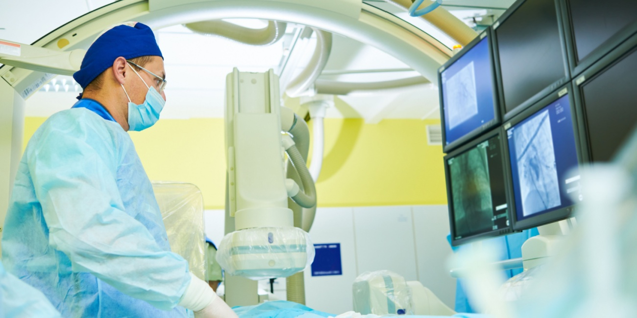 Medic in timpul unei proceduri de cardiologie interventionala