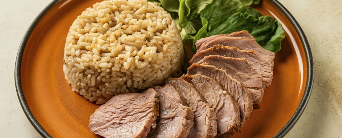 Portie de carne cu orez integral si salata