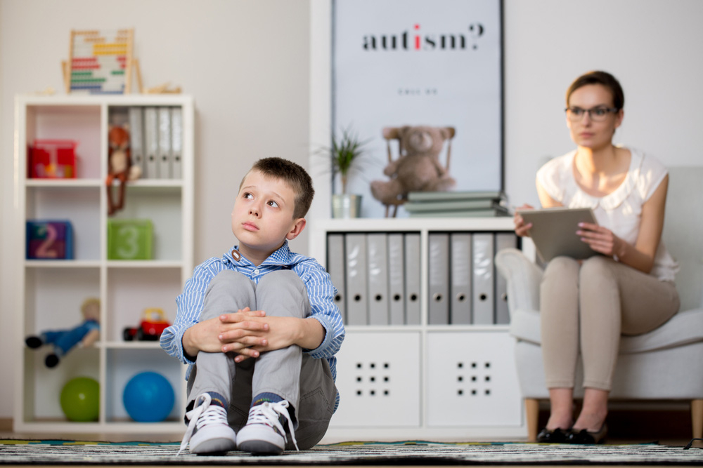 Baietel cu autism intr-un cabinet de psihoterapie