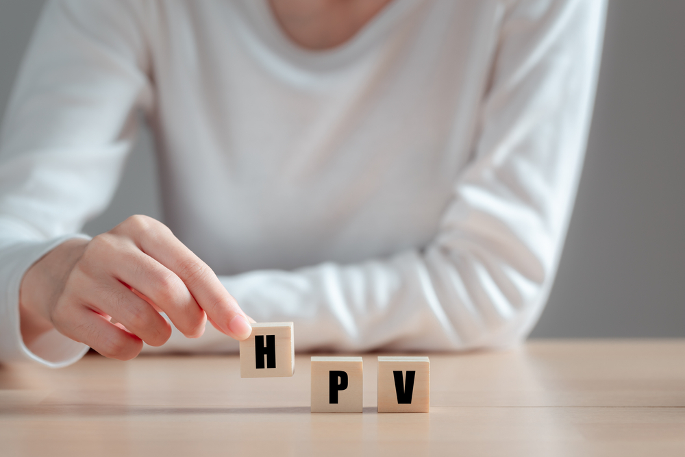 piese din lemn cu acronimul HPV pentru virusul papiloma uman
