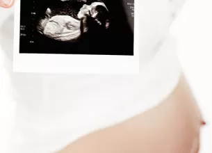 de ce bebelusii se misca in uter pe perioada sarcinii