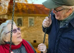 oamenii casatoriti inlocuiesc certurile cu umorul dea lungul anilor