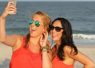 sunt narcisisti oamenii care posteaza multe selfieuri